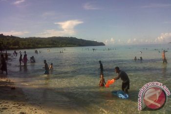 Warga Padati Pantai Nirwana Baubau
