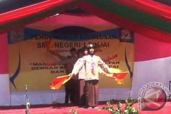 Pertunjukan seni warnai pengumuman kelulusan SMA