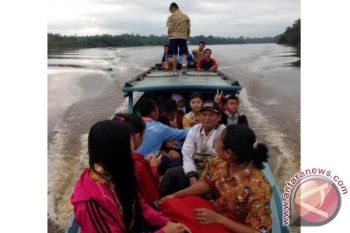Pelajar SMP Barito Utara Terpaksa Sewa Kapal Ikuti UN