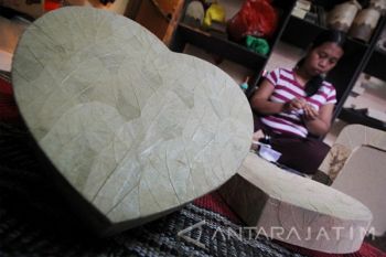 Kerajinan Ekspor Berbahan Daun Kering