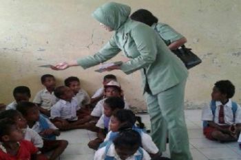 Persit Kodim Biak bagi alat tulis di Kampung Woudu