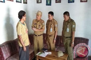 Bupati Waykanan Bantu Korban Puting Beliung