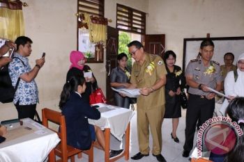 Wali Kota Buka Naskah UN di SMPN 1 Tomohon