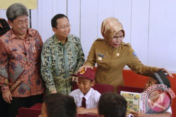 Indah Kiat bantu meubelair SDN Jeruk Tipis Serang