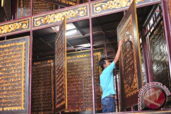 Perawatan Alquran raksasa