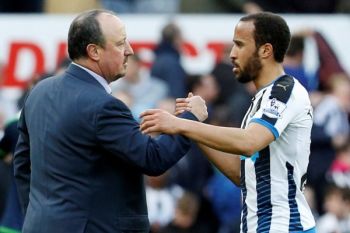 Alan Shearer Mencibir Benitez