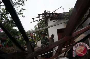108 Rumah Rusak Diterjang Angin "Lesus" di  Wonosobo