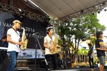 Warga Manfaatkan Pengobatan Gratis Lustrum Van Lith