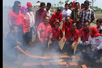Ajak Gemar Makan Ikan, Bupati Bakar Ikan Bareng Masyarakat