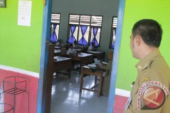 Bupati Waykanan Tinjau UASBN SD Di Bekas Sekolahnya