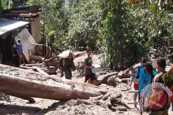 Anggota TNI/Polri  Bantu Korban Banjir 