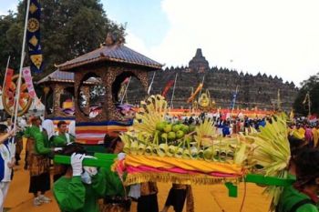 Umat Buddha Prosesi Waisak Mendut-Borobudur