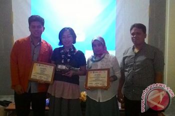 Dua penulis perempuan berbagi cerita di UNM