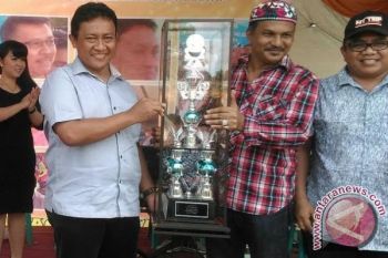 Bupati Pulpis Serahkan Piala Bergilir Tracking Mania 312 Tapin