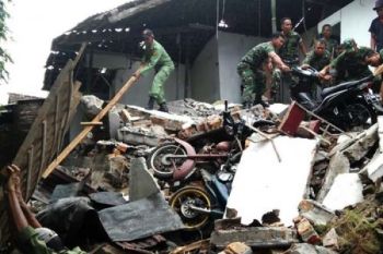 Aparat Bantu Penanganan Longsor Kota Magelang