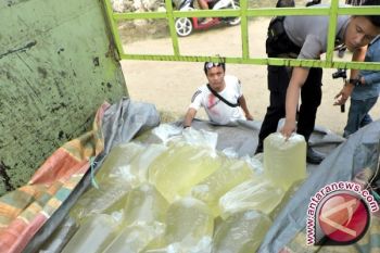 4.000 Liter Minuman Keras Di Perbatasan Di Amankan Petugas