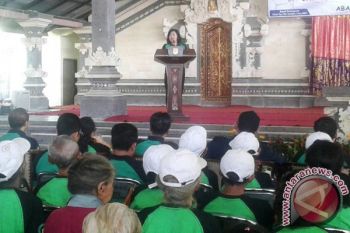 Gebyar Lansia, Bupati Mas Sumatri Serahkan Bantuan Pada Lansia Karangasem