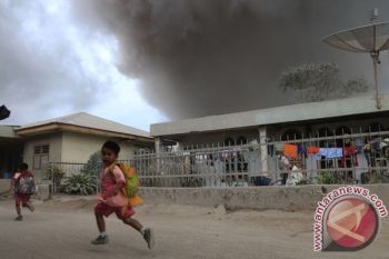 Gunung Sinabung Kembali Erupsi Sebarkan Awan Panas