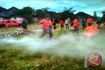 Pedagang Pasar Atas Dilatih Penanggulangan Kebakaran