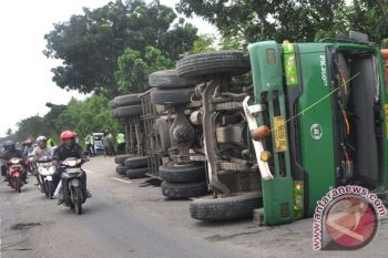Dua Orang Tewas, Truk Tabrak Pos Polisi di Wonosobo