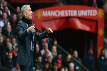   Manchester United pimpin klasemen