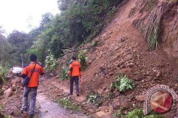 Akses jalan terputus akibat longsor di Enrekang 