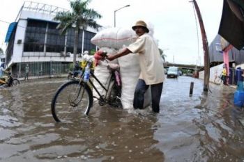 Pemkot Rencanakan Tanggul Pantai Atasi Rob
