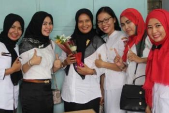 Ketua IBI Dapat Seikat Bunga Mawar
