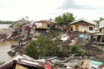 Longsor di Tanah Merah Inhil Sebabkan Rumah-Rumah Jatuh ke Sungai