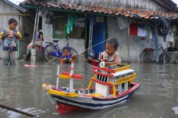 Bantuan Logistik untuk Korban Rob di Pekalongan