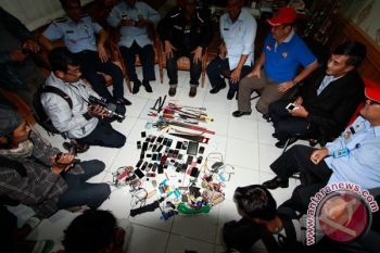 Polisi Temukan berbagai macam Senjata Tajam saat Geledah Lapas Gorontalo 