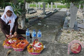 Peziarah Mulai Ramai Ke TPU Di Kendari
