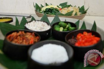 Kalangan pejabat Pemerintah Kota Marseille, Prancis, menikmati kuliner Indonesia