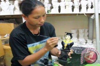 Usaha boneka wisuda berbahan Gypsum semakin diminati