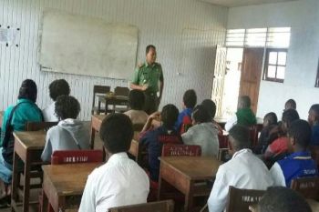 Danramil Waghete mengajar Pancasila di SMK Negeri 1 Tigi