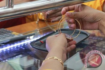 Emas Turun Tipis Tertekan Ekspektasi Kenaikan Suku Bunga AS
