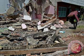 Petugas Pengadilan Negeri Eksekusi Rumah di Solo
