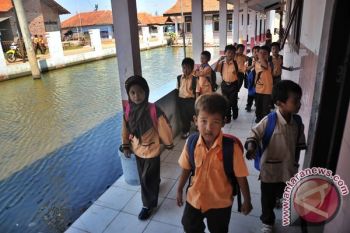 Pemkab Pekalongan Kurang Perhatian Warga Terdampak Rob
