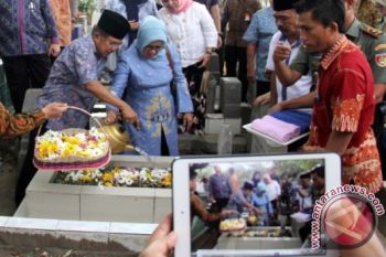 JK doakan orang tua dan saudaranya di makam 