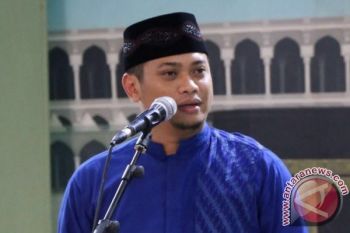 Bupati Adnan tarawih pertama di Masjid Syekh Yusuf