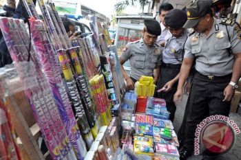 Operasi Pekat  Sita Ratusan Ribu Petasan