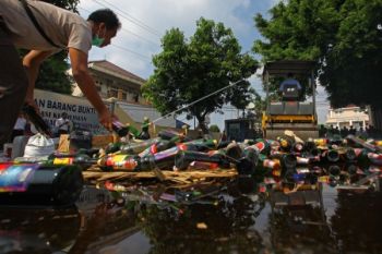 Ribuan Liter Miras Hasil Operasi Pekat Dimusnahkan