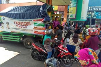 Operasi Pasar di Bojonegoro Diserbu Pembeli