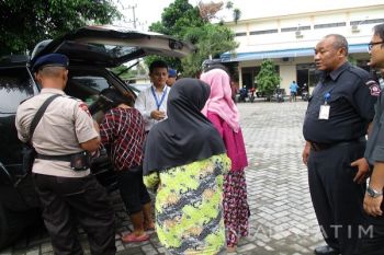 Warga Antre Tukar Uang Pecahan untuk Lebaran 