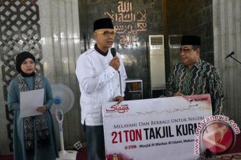 Telkomsel bagikan tiga ton kurma di Makassar 