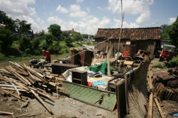 Belum Pindah, Rumah di Bantaran Bengawan Solo Terancam Dibongkar 