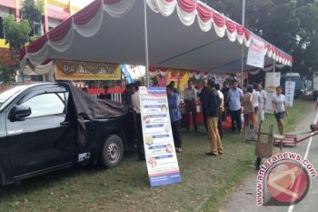 Warga Serbu Beras Bulog Dalam Pasar Murah