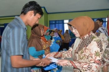 PKK Madiun Beri Bantuan Sembako Warga Miskin