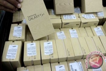 Polisi Limpahkan Penemuan 10.000 Unit Telepon Selulur ke Bea Cukai