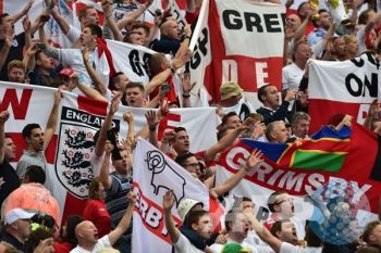 Polisi  Bubarkan Fans Inggris di Marseille